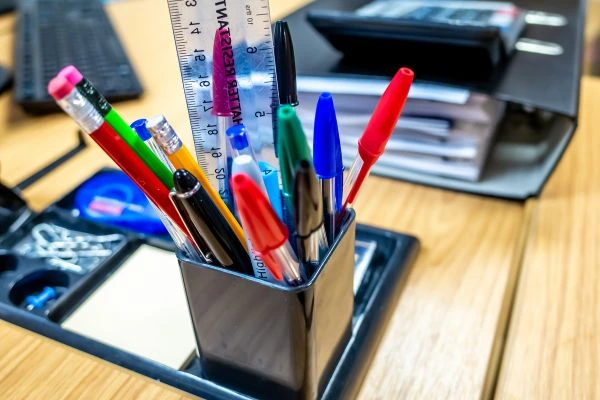 Header - Stifte auf Schreibtisch